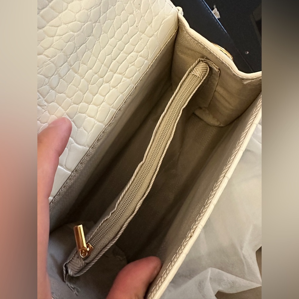 Elegant White Croc-Embossed Handbag - Picture 8 of 8